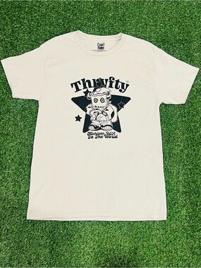 Thryfty Graphic T-Shirt Beige Black Logo Streetwear Tee Michigan USA Size M💎